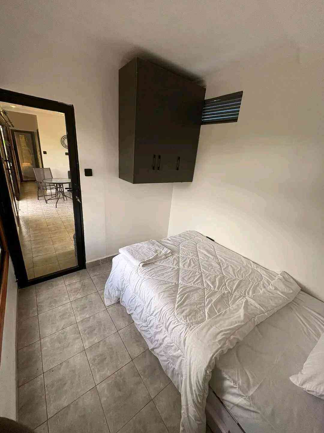 40ft bedsitter interior